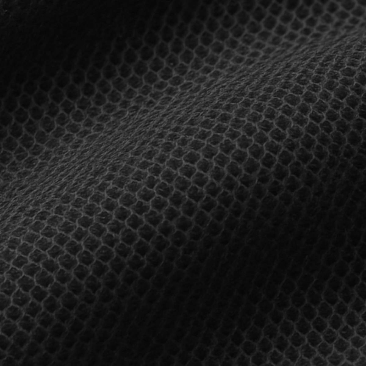 Close-Up der Dry Layer zeigt, wie Periodenunterwäsche funktioniert. Die feine, wabenartige Oberfläche leitet Flüssigkeit in Sekunden weiter und sorgt für ein trockenes Tragegefühl auf der Haut. Detailaufnahme der obersten Schicht der Sauglage mit Fokus auf Struktur und Funktion.