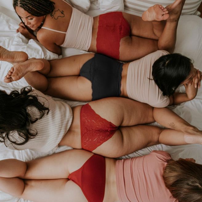 Unsere Christmas Box beinhaltet 4 Period Panties, drei Rote und eine Schwarze. Unsere Christmas Box beinhaltet 4 Period Panties, drei Rote und eine Schwarze.