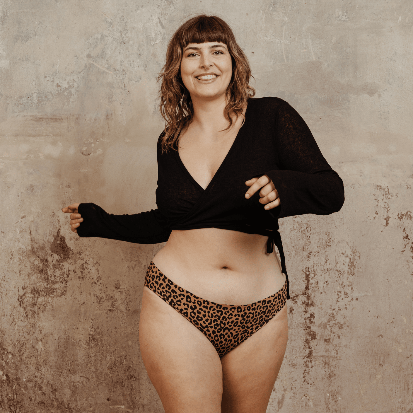 Frontansicht des NELLIE SEAMLESS Slips in Leo-Optik. Periodenunterwäsche mit Saugstärke 3, flexible Passform ohne Abdrücke unter enger Kleidung, bis zu 12 Stunden Schutz.