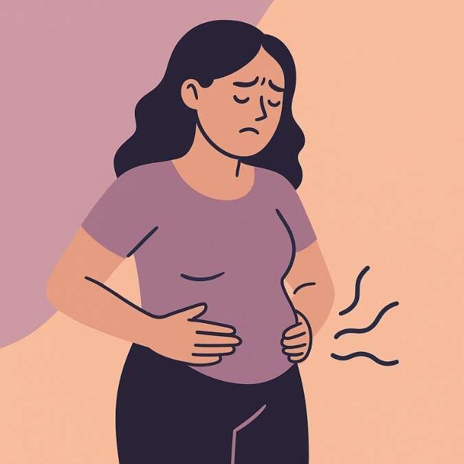 Quadratische, minimalistische Illustration einer jungen Frau mit dunklen Haaren, die sich den Bauch hält und unwohl aussieht – in sanften Farben (Mauve, Pfirsich, Schwarz) gehalten, passend zum Thema Blähungen während des Eisprungs.