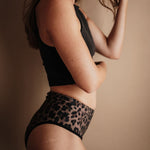 Seitenansicht des veganen Bio Baumwolle Ausfluss Slip mit Leo druck.