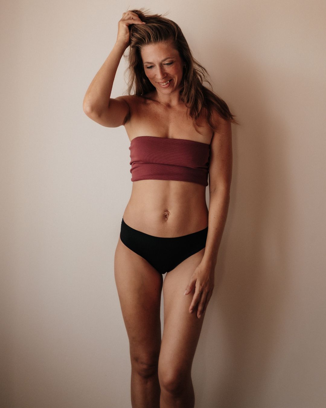 Schwarze NELLIE Everyday Periodenunterwäsche im vorne – seamless Slip mit Frottee-Einlage für täglichen Ausfluss.