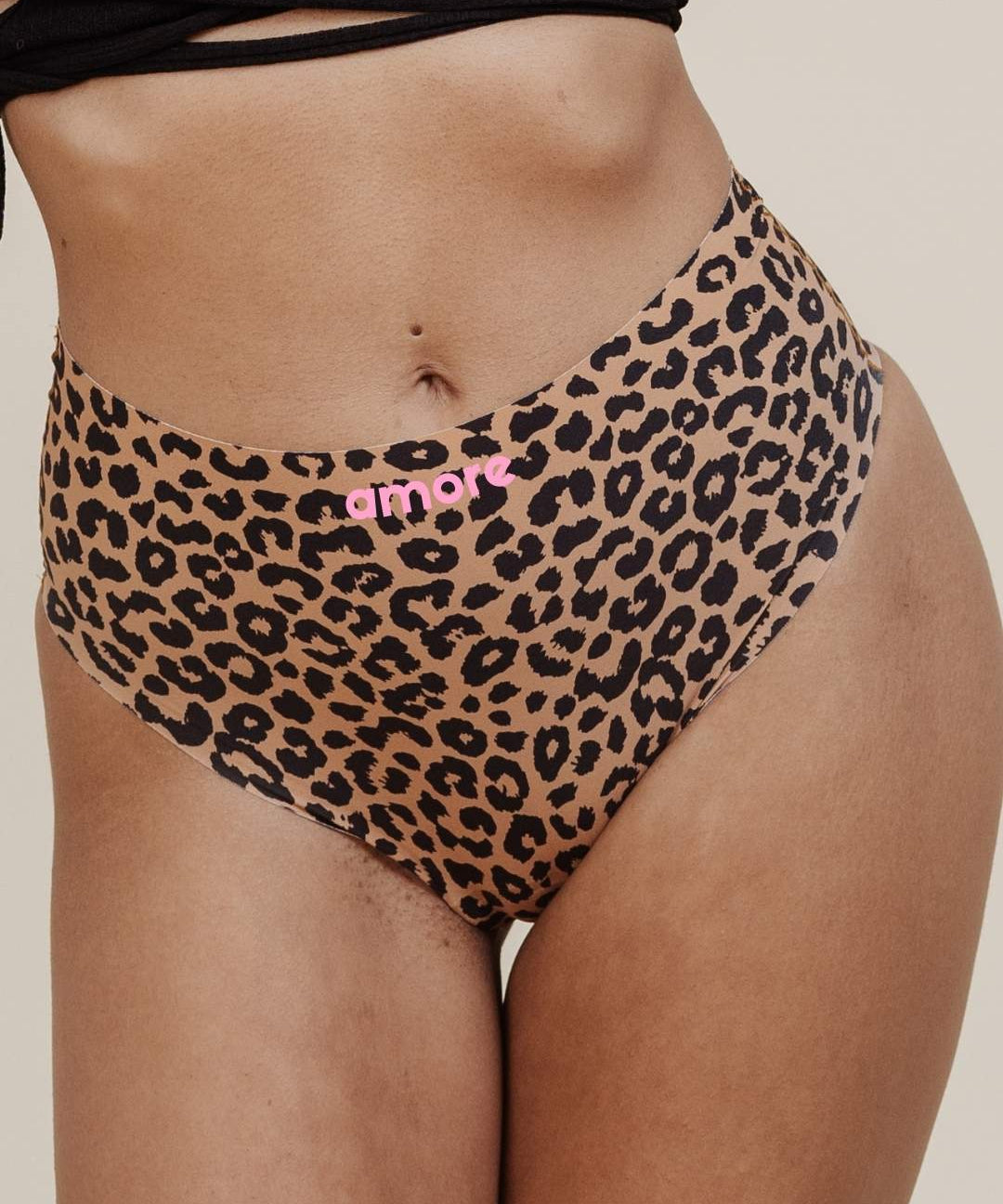 Periodenunterwäsche High Waist in leo, nahtfrei an Bauch und Beinen, atmungsaktiv und weich. Saugstärke 5 für starke Periodenblutung, bis zu 12 Stunden auslaufsicherer Schutz.