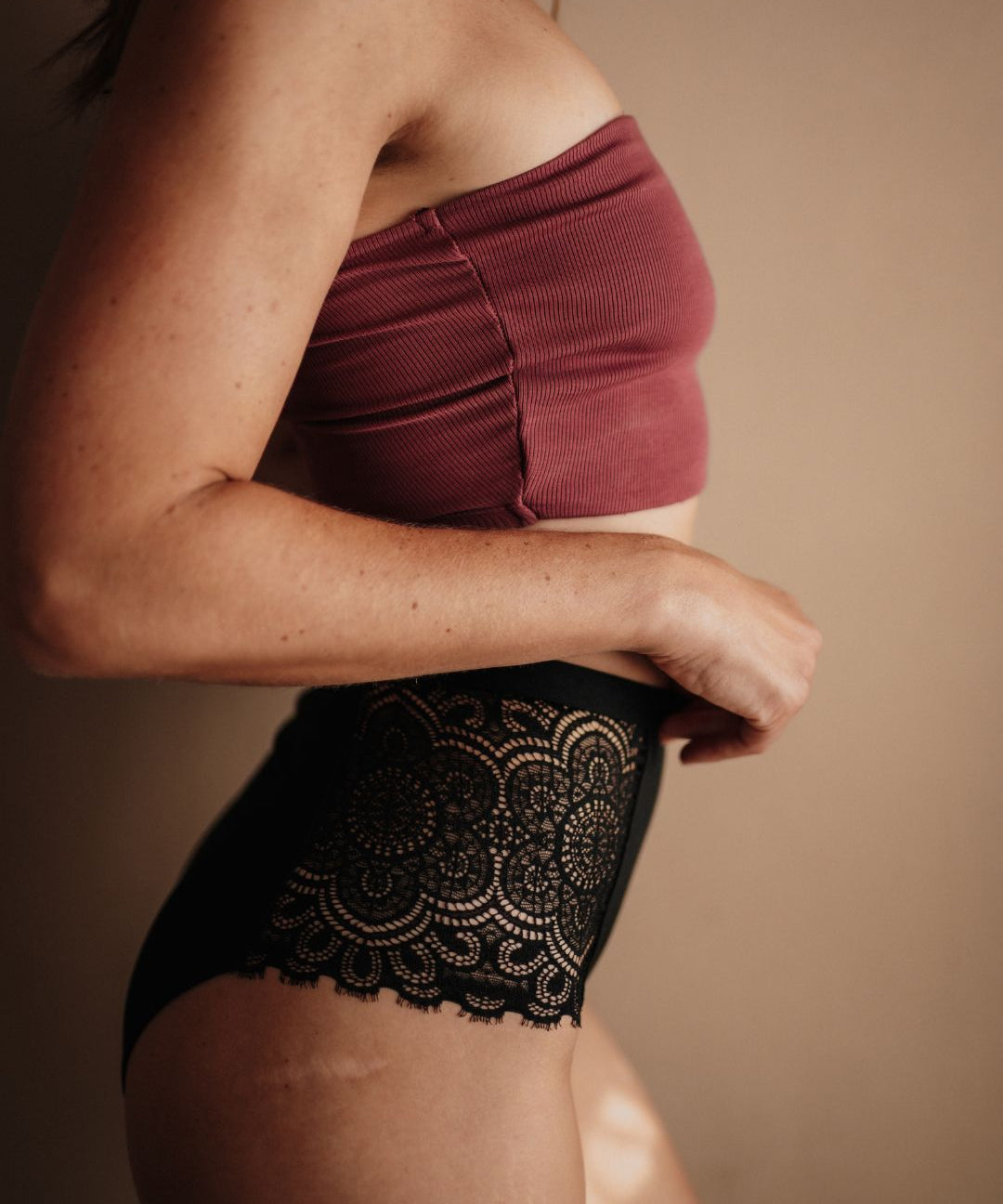 Ausfluss High Waist Spitze schwarz