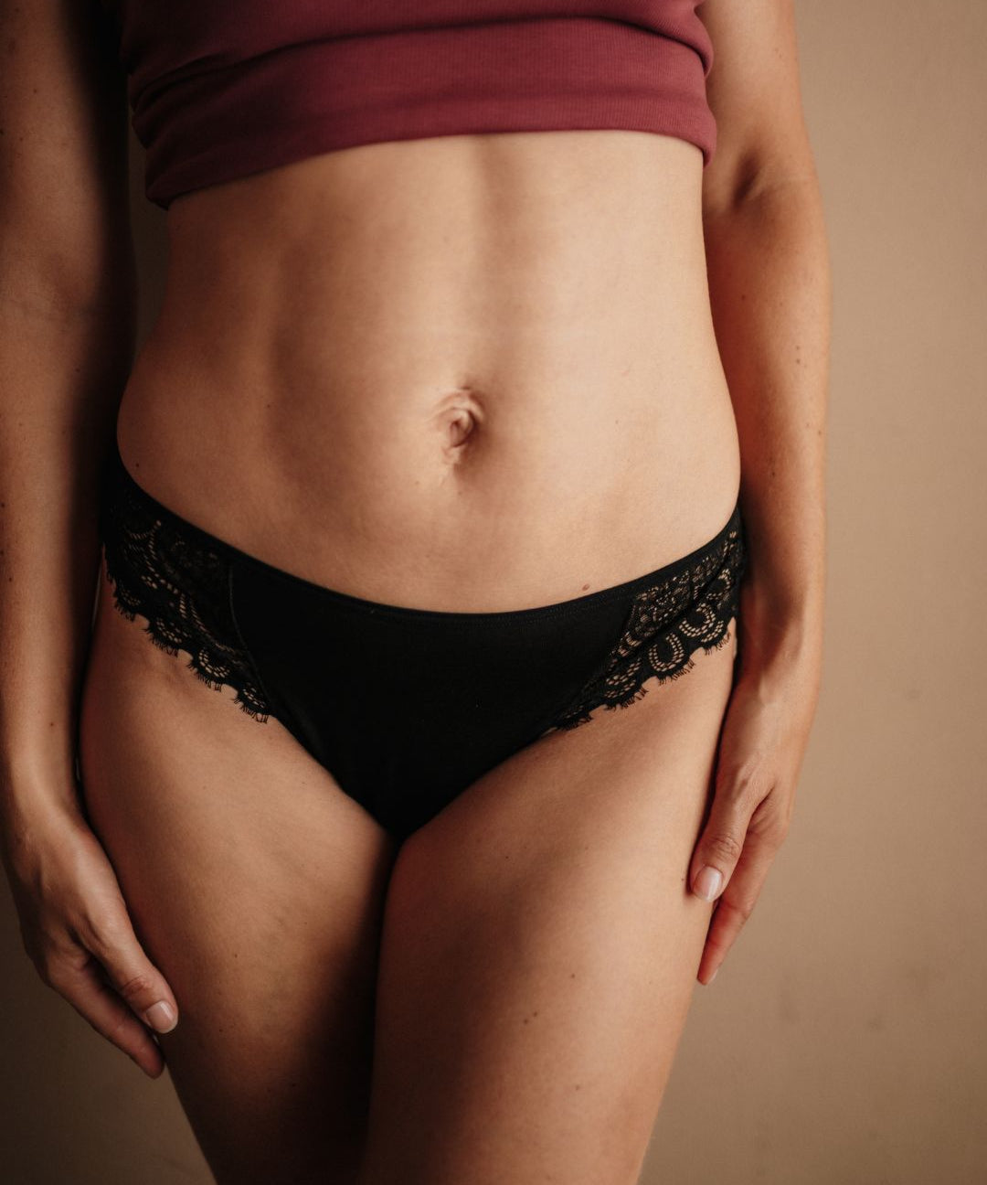 String Tanga mit Spitze schwarz