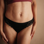 Perioden-Tanga mit Saugstärke 2: Detailansicht des saugfähigen Zwickels für sicheren Schutz den ganzen Tag.