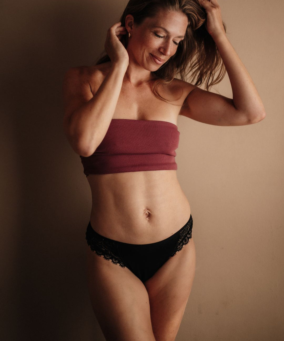 String Tanga mit Spitze schwarz