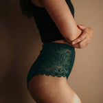 Seitenansicht der High Waist Periodenunterwäsche in Emerald Grün. Der hohe Beinausschnitt und die elegante, recycelte Spitze an der Hüfte kommen in dem dunklen Grünton besonders gut zur Geltung.