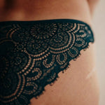 Close up Frau trägt Periodenunterwäsche in Saugstärke 3 aus Spitze und Tencel Micromodal in der Farbe emerald grün