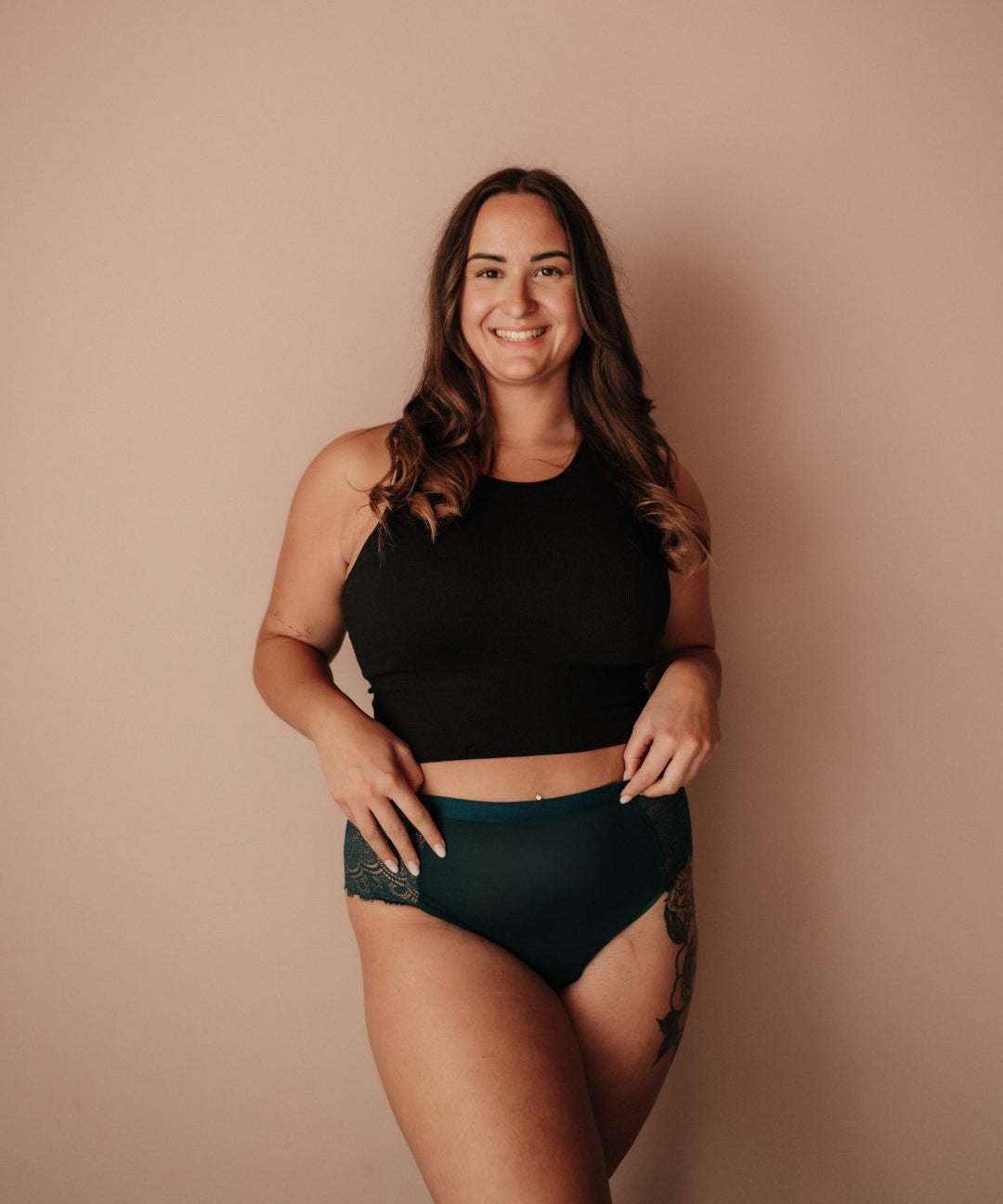Ausfluss High Waist Emerald Slip mit Spitze für zuverlässigen Ausfluss-Schutz und ein trockenes Gefühl im Alltag.