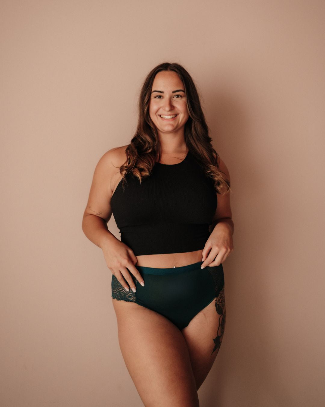 Ausfluss High Waist Emerald Slip mit Spitze für zuverlässigen Ausfluss-Schutz und ein trockenes Gefühl im Alltag.