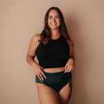 Ausfluss High Waist Emerald Slip mit Spitze für zuverlässigen Ausfluss-Schutz und ein trockenes Gefühl im Alltag.