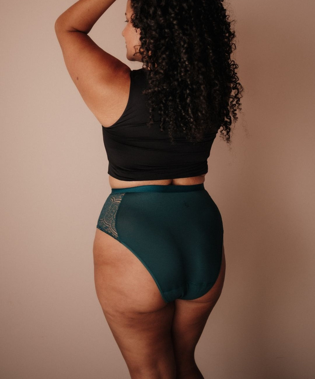 Ausfluss High Waist Emerald Rückansicht mit taillenhohem Schnitt und sicherem Form-Sitz, hergestellt in Europa.