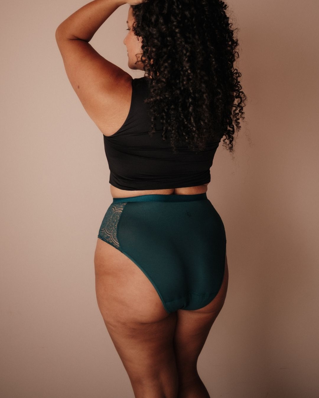 Ausfluss High Waist Emerald Rückansicht mit taillenhohem Schnitt und sicherem Form-Sitz, hergestellt in Europa.