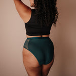 Ausfluss High Waist Emerald Rückansicht mit taillenhohem Schnitt und sicherem Form-Sitz, hergestellt in Europa.