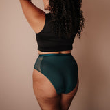 Ausfluss High Waist Emerald Rückansicht mit taillenhohem Schnitt und sicherem Form-Sitz, hergestellt in Europa.
