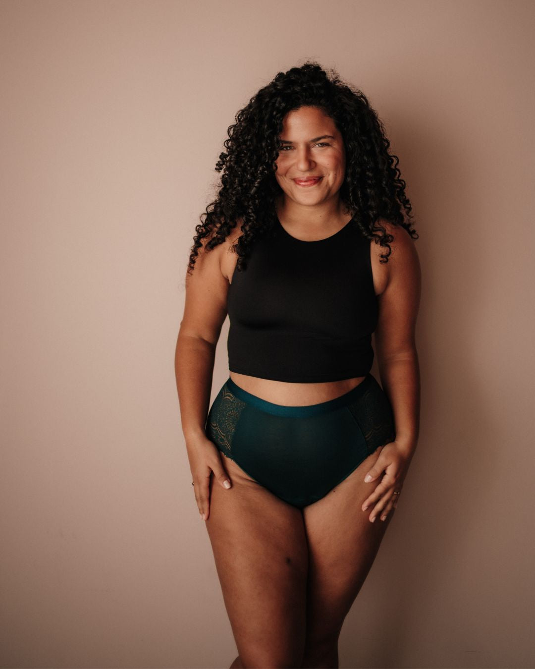 Ausfluss High Waist Emerald am Model, bequemer Sitz und zuverlässige auslaufsichere Barriere gegen Ausfluss.