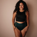 Ausfluss High Waist Emerald am Model, bequemer Sitz und zuverlässige auslaufsichere Barriere gegen Ausfluss.