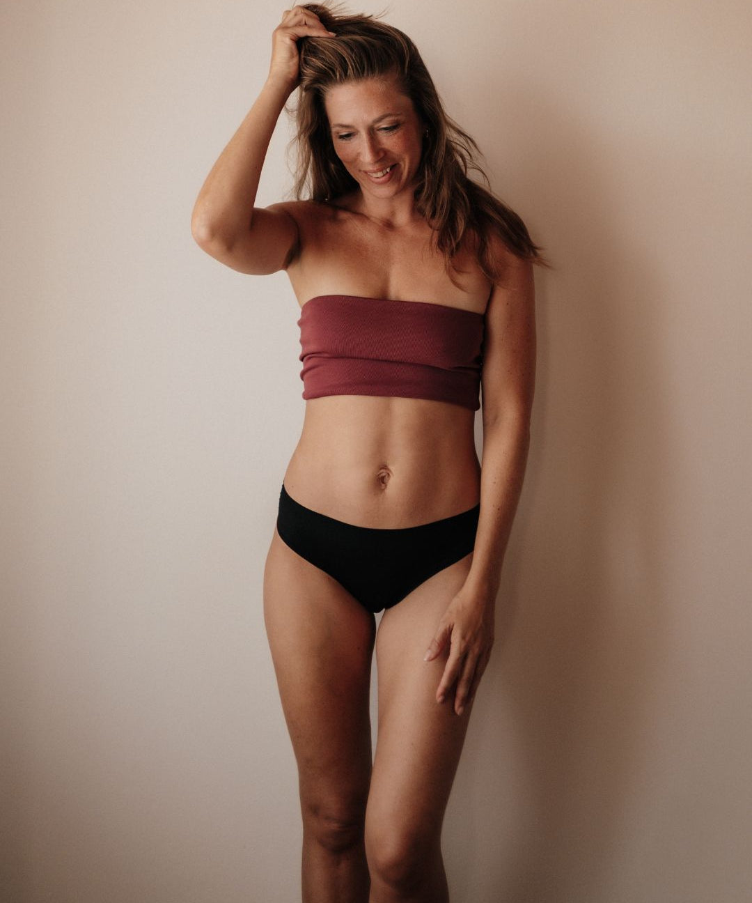 Ausfluss Slip Seamless Schwarz am Model diskreter Schutz bei Schmierblutung und Ausfluss