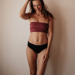 Ausfluss Slip Seamless Schwarz am Model diskreter Schutz bei Schmierblutung und Ausfluss