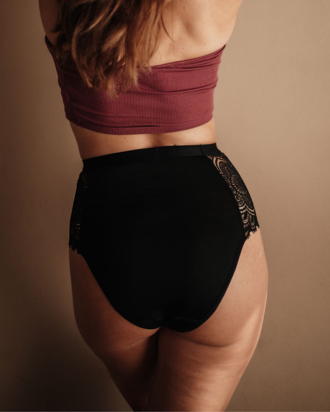 Ausflussunterwäsche High Waist Spitze Schwarz Rückansicht Gr. 36 PETA approved vegan langlebige Qualität