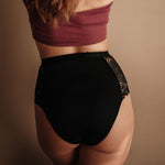 Ausflussunterwäsche High Waist Spitze Schwarz Rückansicht Gr. 36 PETA approved vegan langlebige Qualität