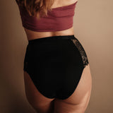 Ausflussunterwäsche High Waist Spitze Schwarz Rückansicht Gr. 36 PETA approved vegan langlebige Qualität