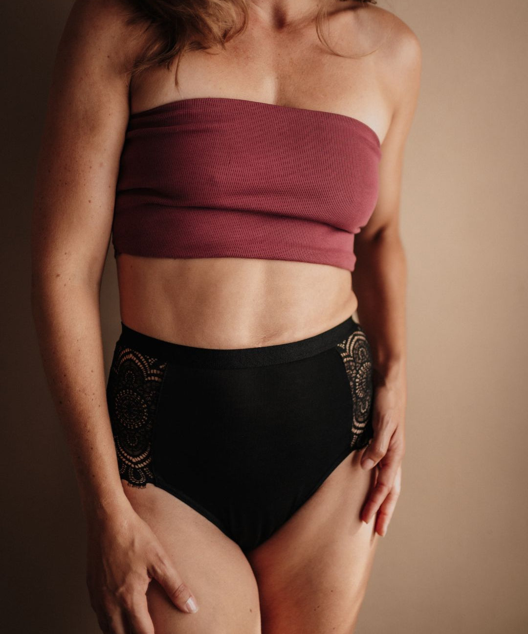 Ausflussunterwäsche High Waist Spitze Schwarz Frontansicht Gr. 36 hoher Bund vegan hergestellt in Europa
