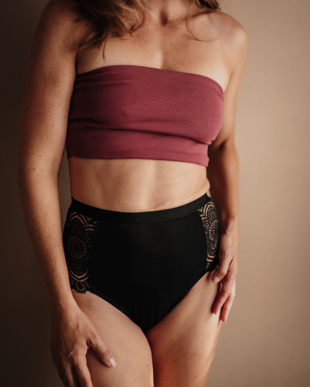 Ausflussunterwäsche High Waist Spitze Schwarz Frontansicht Gr. 36 hoher Bund vegan hergestellt in Europa
