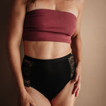 Ausflussunterwäsche High Waist Spitze Schwarz Frontansicht Gr. 36 hoher Bund vegan hergestellt in Europa
