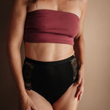 Ausflussunterwäsche High Waist Spitze Schwarz Frontansicht Gr. 36 hoher Bund vegan hergestellt in Europa
