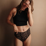 Ausflussunterwäsche Leo High Waist am Model getragen Slip Passform Gr. 36 sicherer Form-Sitz Leo-Print.