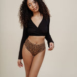 Ausflussunterwäsche Leo High Waist am Model getragen Slip Passform Gr. 36 sicherer Form-Sitz Leo-Print.