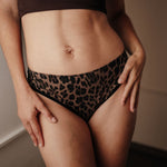 Ausflussunterwäsche Leo Slip Material Bio Baumwolle Textur feuchtigkeitstransportierend Gr. 38