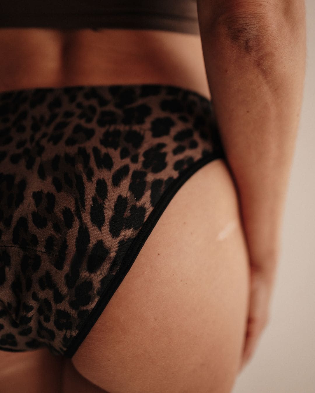 Ausflussunterwäsche Leo Slip Nahaufnahme Leo-Print Gr. 38 weiche Bio Baumwolle ohne PFAS