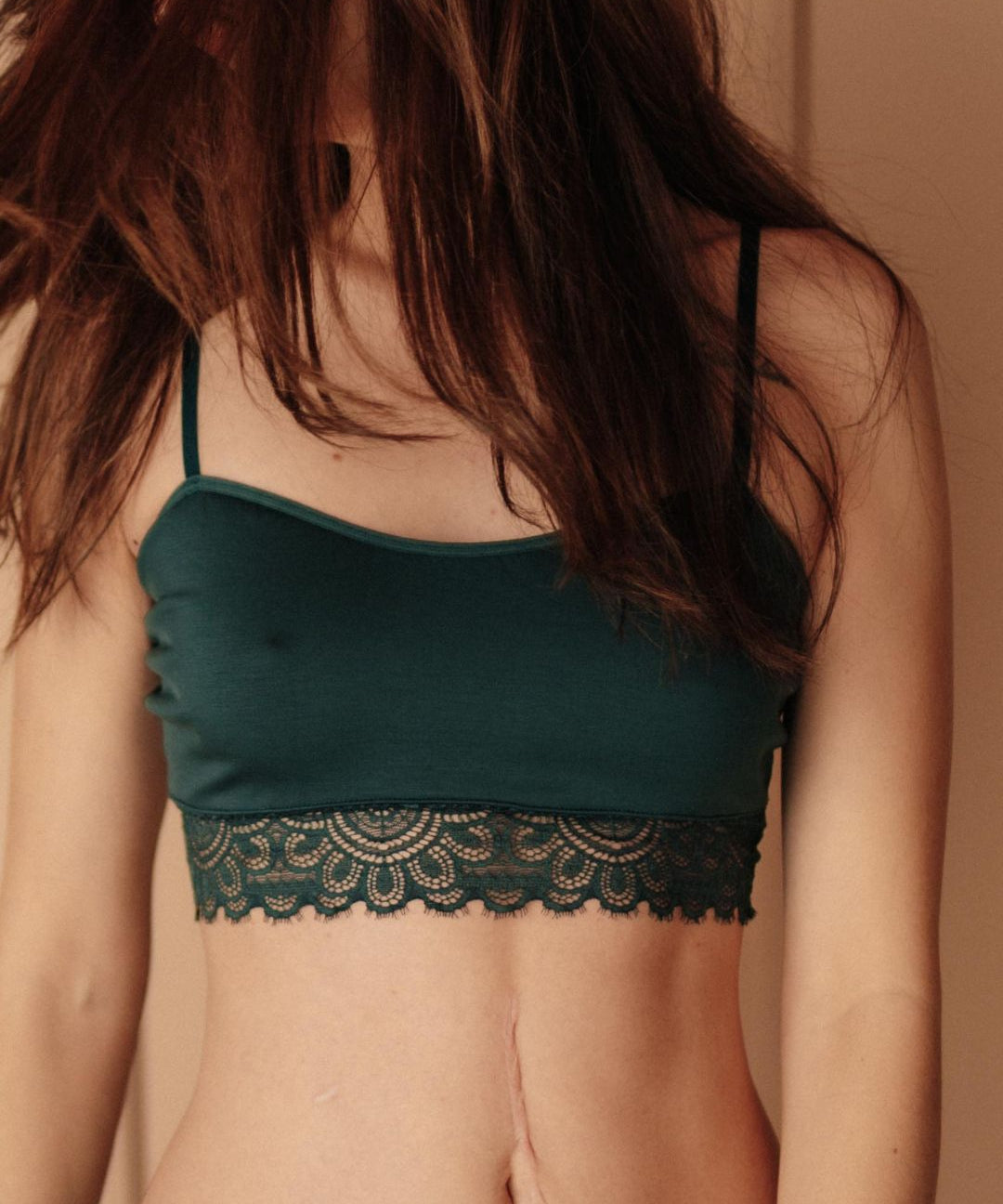 Bralette emerald mit Frotteeinlage weiches Bustier in Dunkelgrün ohne Bügel für natürlichen Halt.
