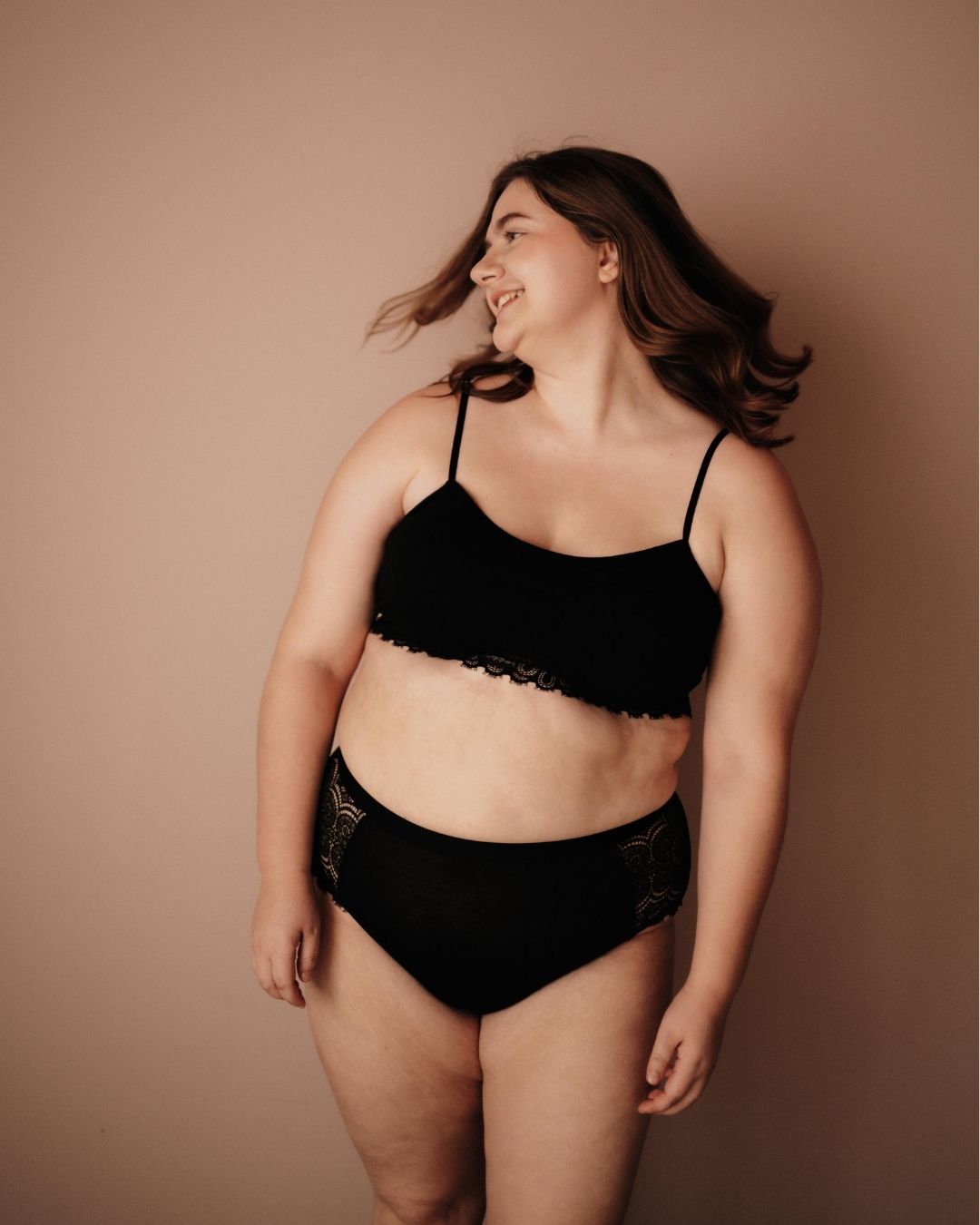 Dessous Set High Waist Bralette schwarz Gr 44/46  Frontansicht vegan PETA approved nachhaltig