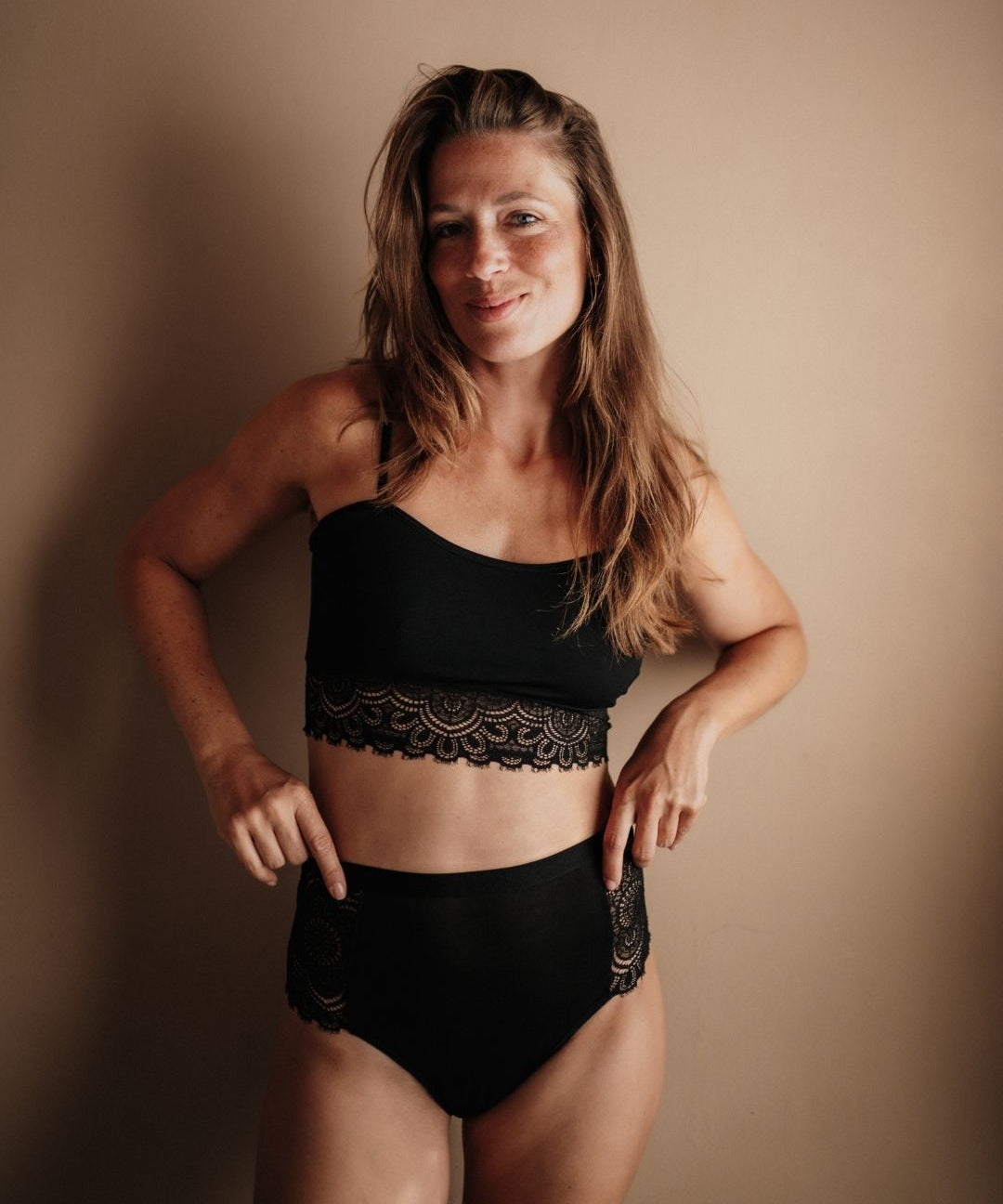 Dessous Set High Waist Bralette schwarz Gr 38 Frontalansicht Periodenunterwäsche sicher ohne Biozide