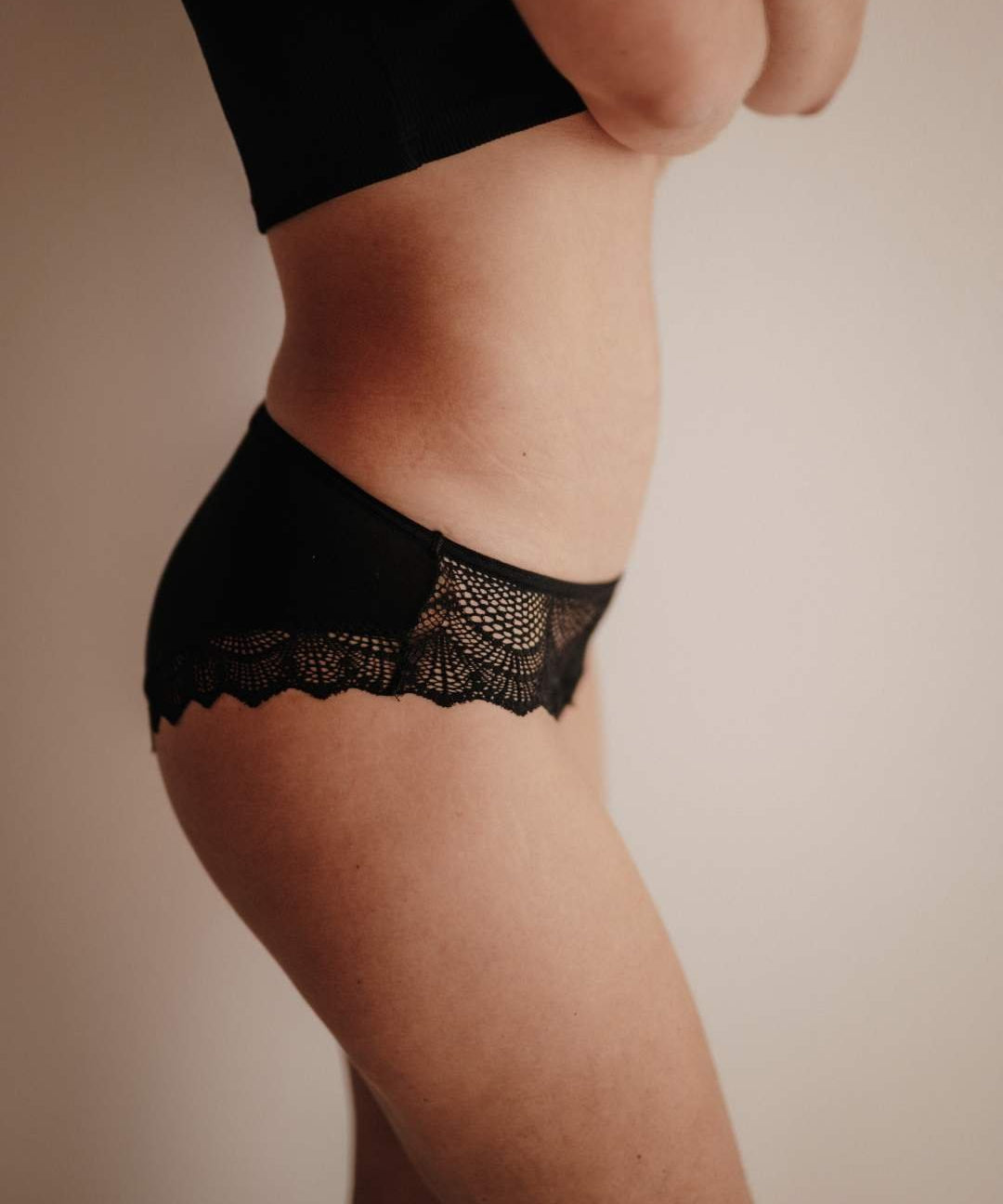 Seitliche Ansicht einer Periodenpanty im Hipster-Style aus Lyocell, mit atmungsaktivem Stoff und recycelter Spitze. Flache Nähte, hüftiger Schnitt, ideal bei mittlerer bis stärkerer Blutung