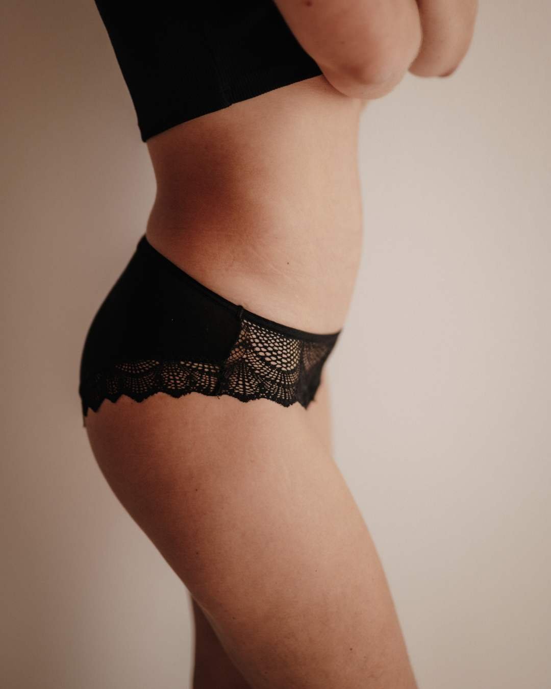 Seitliche Ansicht einer Periodenpanty im Hipster-Style aus Lyocell, mit atmungsaktivem Stoff und recycelter Spitze. Flache Nähte, hüftiger Schnitt, ideal bei mittlerer bis stärkerer Blutung