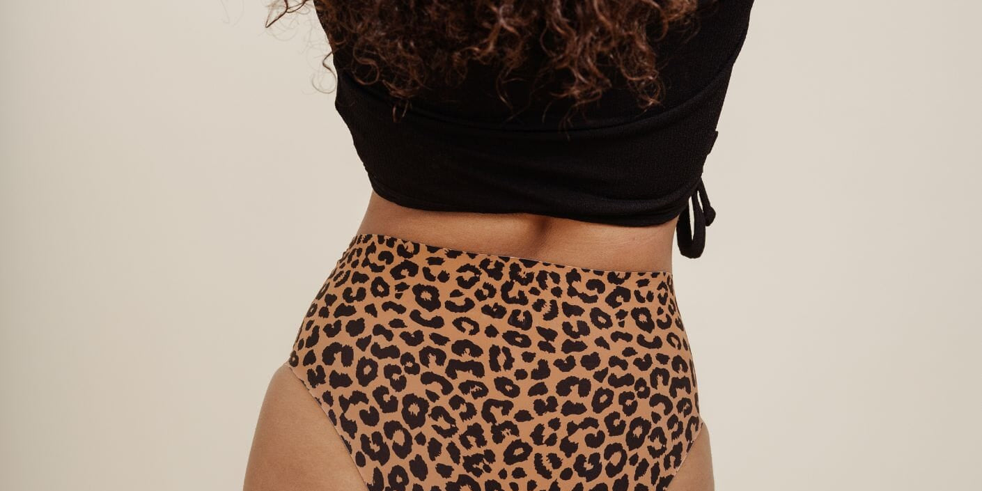 Periodenslip Highwaist MAE SEAMLESS High Waist, im klassischen Leo Design, KORA MIKINO, Rückansicht