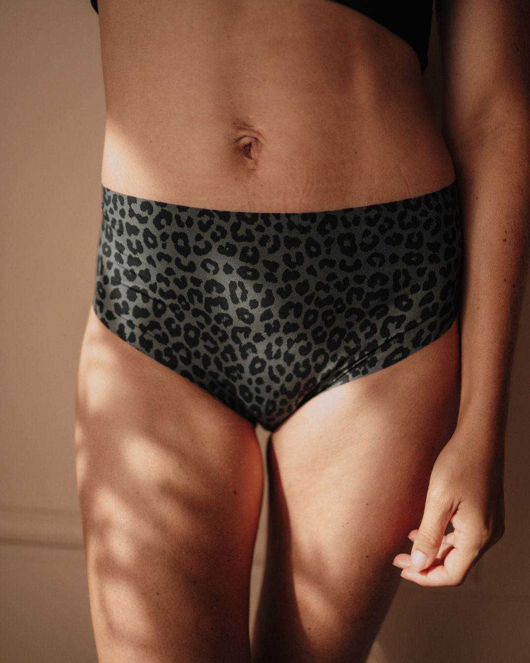 Menstruationsunterwäsche Seamless High Waist Dark Leo Strong Detail dunkles Muster ohne Biozide