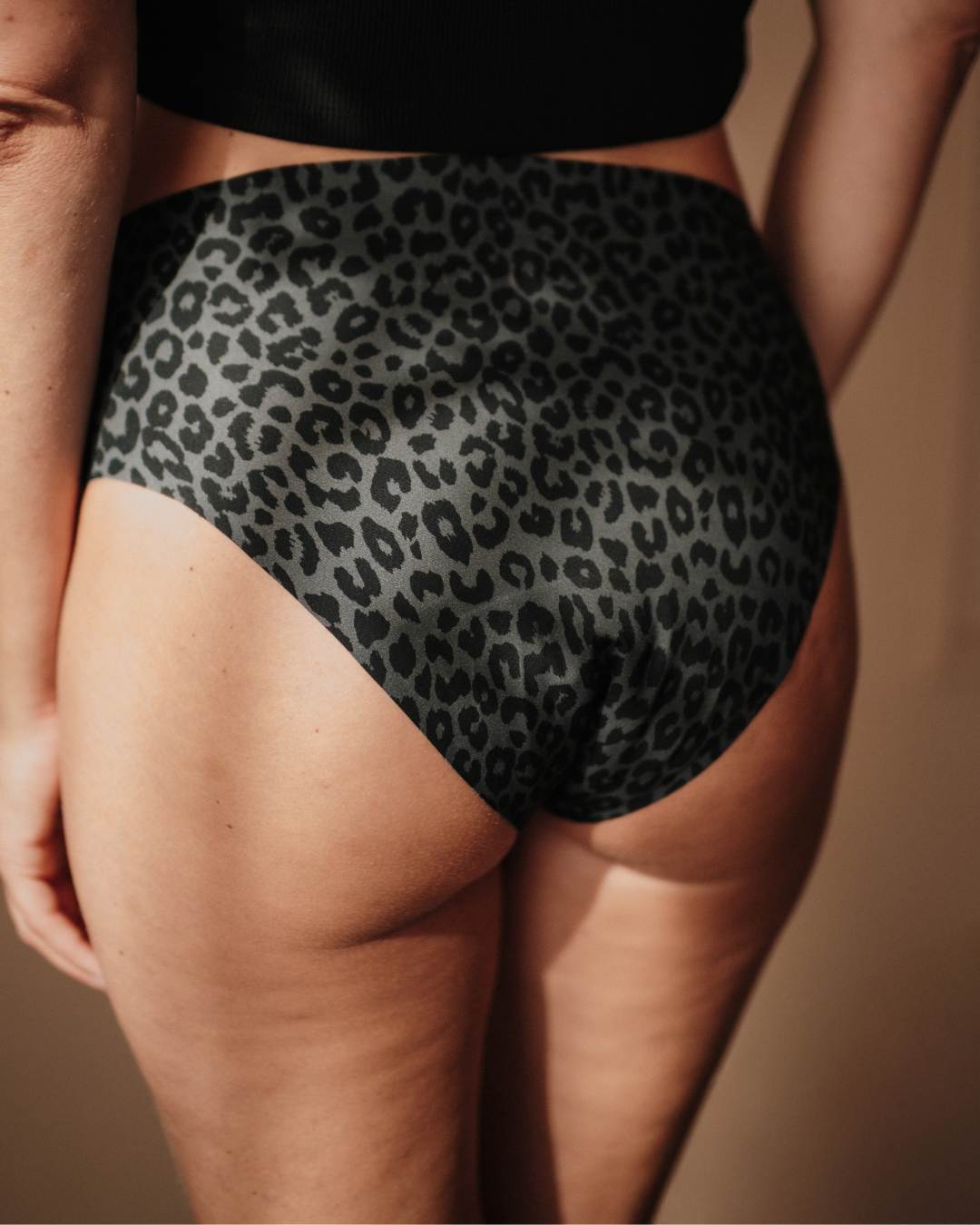 Menstruationsunterwäsche Seamless High Waist Dark Leo Strong Ansicht hinten blickdicht unsichtbar