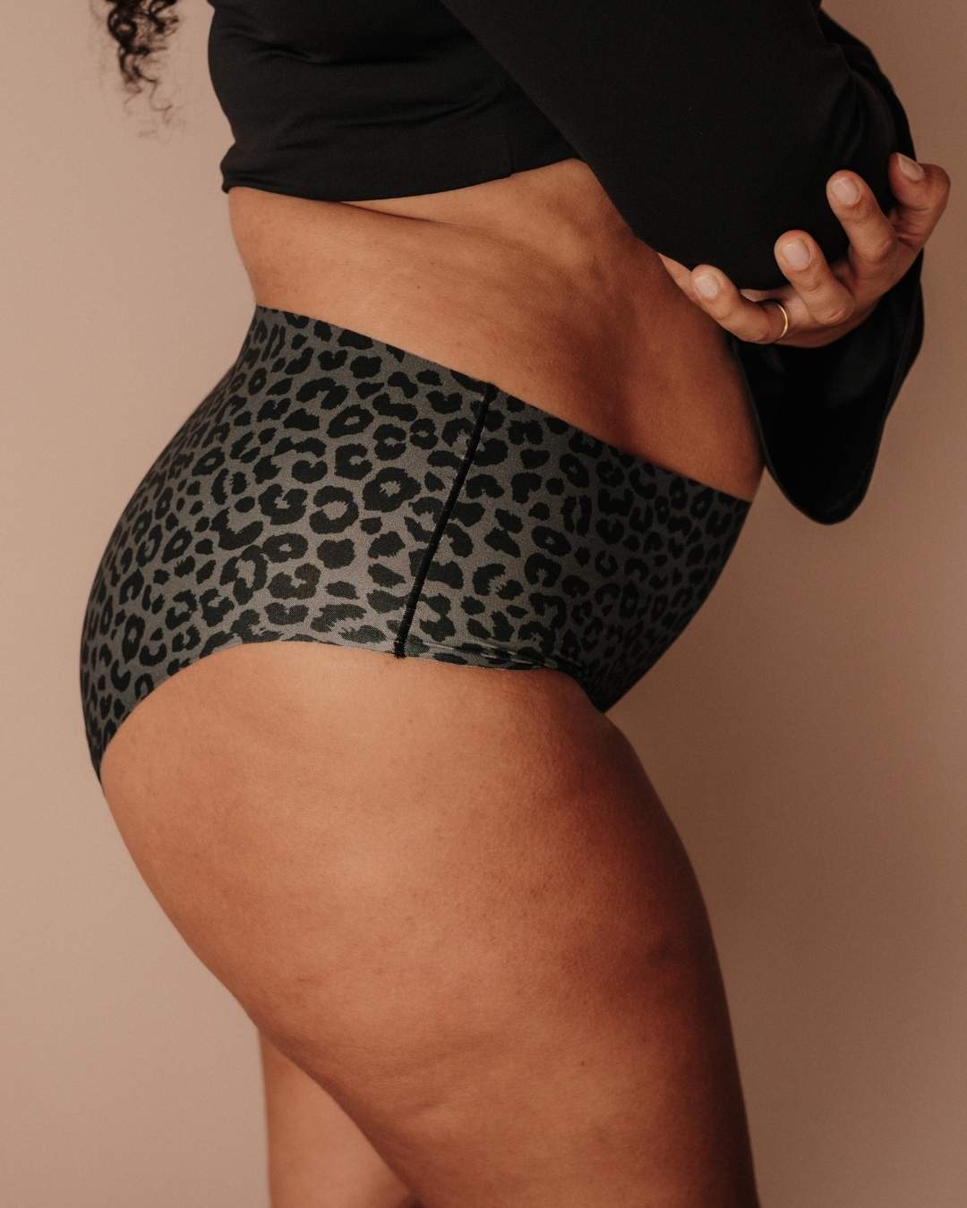 Menstruationsunterwäsche Seamless High Waist Dark Leo Strong seitlich Leo-Print kein Einschneiden