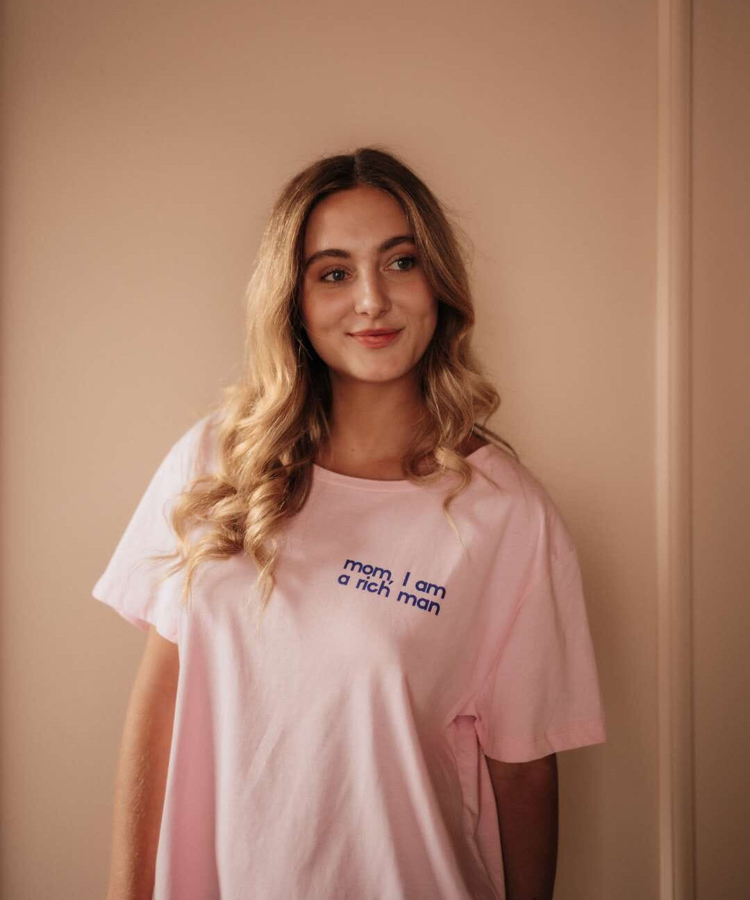 Mom I am a rich man T-Shirt pink & blau - KORA MIKINO - Menstruationsunterwäsche