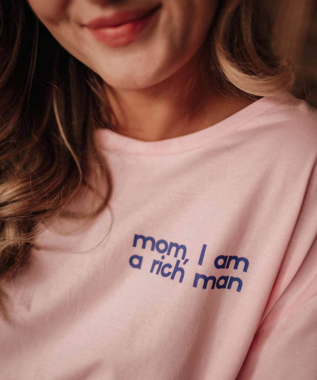 Mom I am a rich man T-Shirt pink & blau - KORA MIKINO - Menstruationsunterwäsche