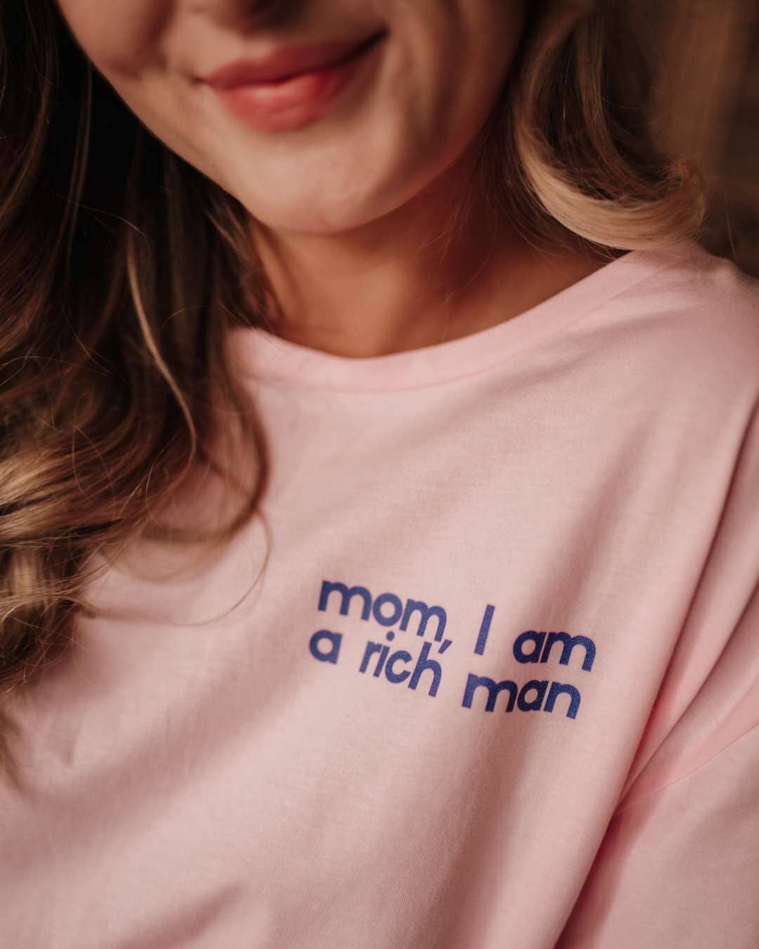 Mom I am a rich man T-Shirt pink & blau - KORA MIKINO - Menstruationsunterwäsche