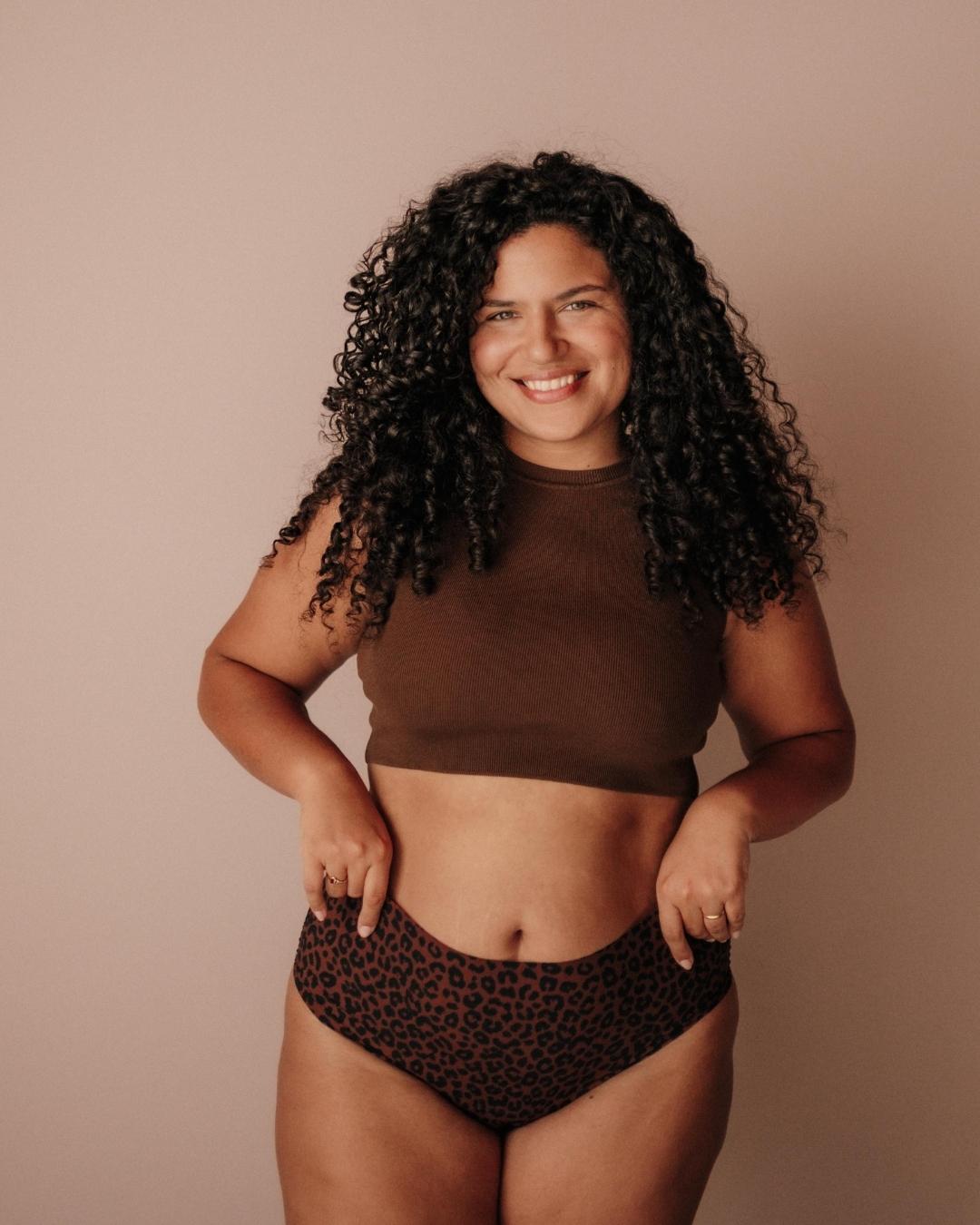 Perioden Panty Nahtlos High Waist Leo Braun Strong am Model Gr 44/46 hoher Sitz sanfter Bauch-Halt