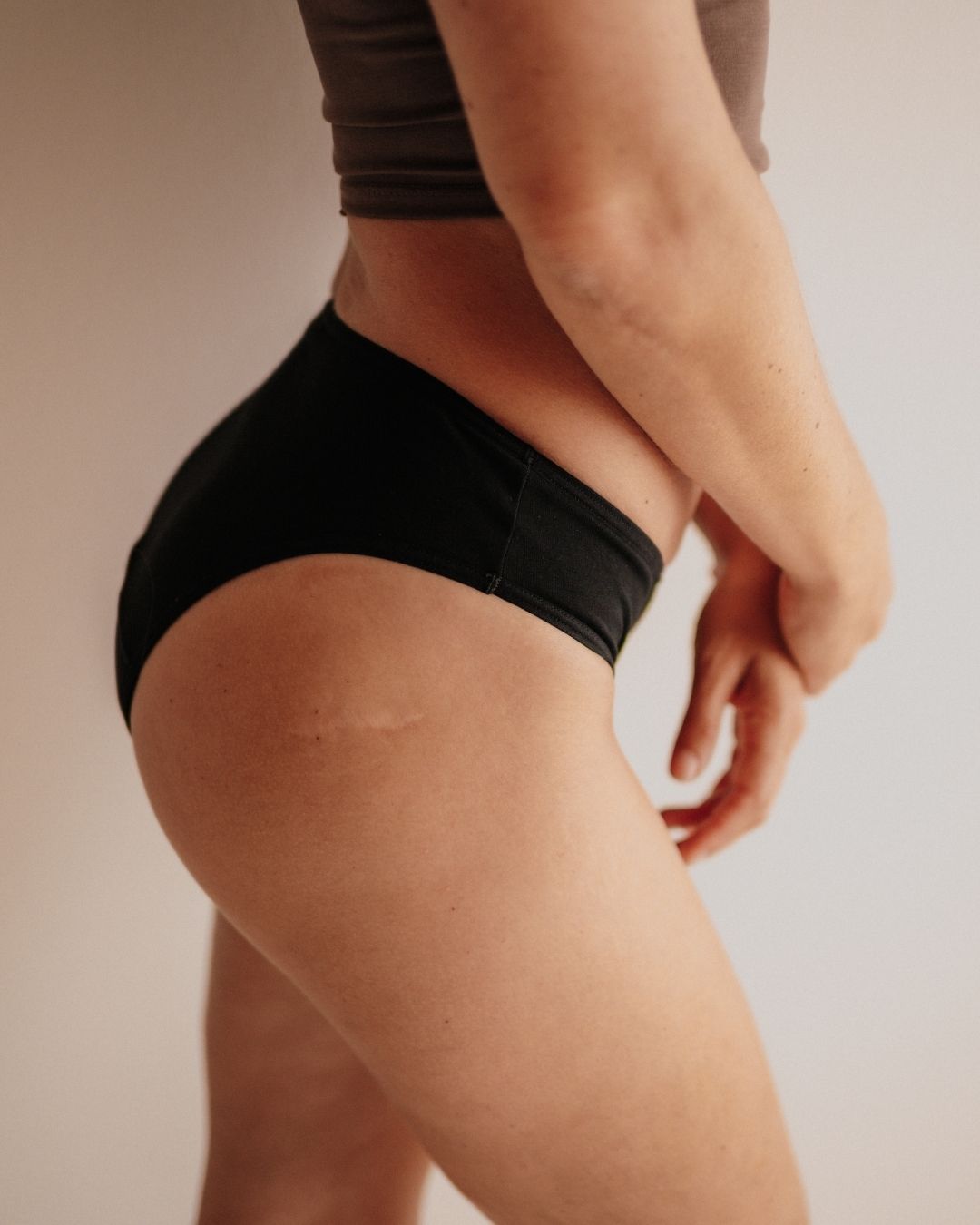 Periodenunterwäsche Bio Baumwolle Slip Schwarz Extra Strong Seitenansicht klassische Passform vegan