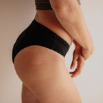 Periodenunterwäsche Bio Baumwolle Slip Schwarz Extra Strong Seitenansicht klassische Passform vegan